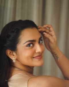 parvathy-thiruvothu-in-floral-design-saree-photos-001