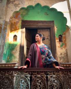 parvathy-thiruvothu-in-floral-design-saree-photos-002