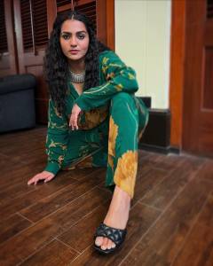 parvathy-thiruvothu-in-green-outfit-photos-001