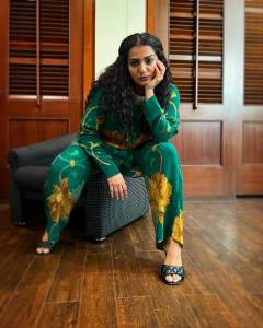 parvathy-thiruvothu-in-green-outfit-photos-002