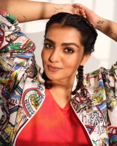 parvathy-thiruvothu-in-multi-colour-coat-with-pink-inner-dress-photos-001