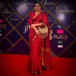 parvathy-thiruvothu-in-traditional-saree-look-photos-004