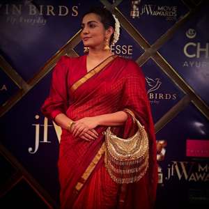 parvathy-thiruvothu-in-traditional-saree-look-photos-005