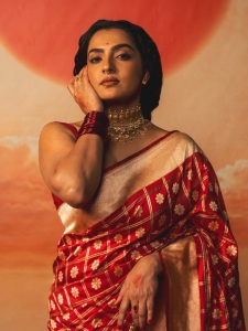 parvathy-thiruvothu-stylish-outfit-images-019
