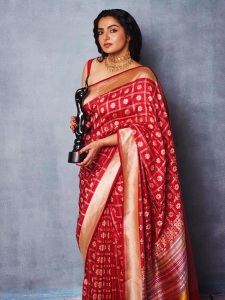 parvathy-thiruvothu-stylish-outfit-images-027
