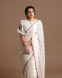 parvathy-thiruvothu-in-dot-print-saree-with-blouse-style-ideas-photos-003