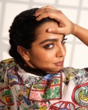 parvathy-thiruvothu-in-multi-colour-coat-with-pink-inner-dress-photos