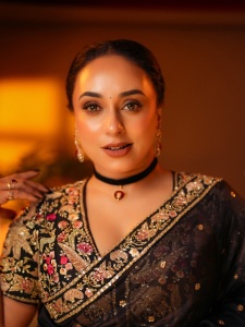 pearle-maaney-in-Deep-V-neckline-embroidery-blouse-with-Sheer-black-organza-saree-Black-velvet-band-choker-centered-with-a-gold-circular-photos-001