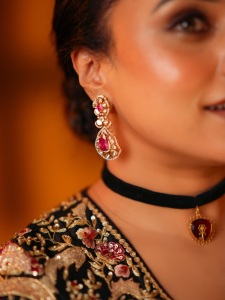 pearle-maaney-in-Deep-V-neckline-embroidery-blouse-with-Sheer-black-organza-saree-Black-velvet-band-choker-centered-with-a-gold-circular-photos-002