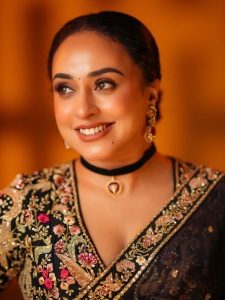 pearle-maaney-in-Deep-V-neckline-embroidery-blouse-with-Sheer-black-organza-saree-Black-velvet-band-choker-centered-with-a-gold-circular-photos-003