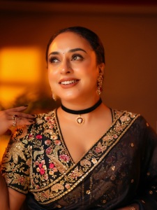 pearle-maaney-in-Deep-V-neckline-embroidery-blouse-with-Sheer-black-organza-saree-Black-velvet-band-choker-centered-with-a-gold-circular-photos-004