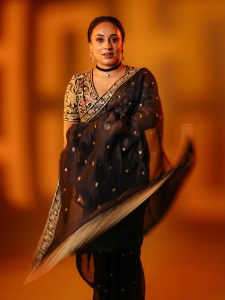 pearle-maaney-in-Deep-V-neckline-embroidery-blouse-with-Sheer-black-organza-saree-Black-velvet-band-choker-centered-with-a-gold-circular-photos-005