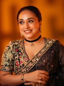 pearle-maaney-in-Deep-V-neckline-embroidery-blouse-with-Sheer-black-organza-saree-Black-velvet-band-choker-centered-with-a-gold-circular-photos-006