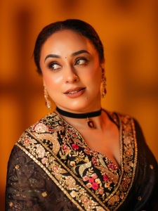 pearle-maaney-in-Deep-V-neckline-embroidery-blouse-with-Sheer-black-organza-saree-Black-velvet-band-choker-centered-with-a-gold-circular-photos-007