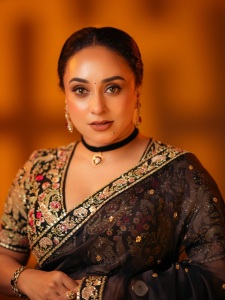 pearle-maaney-in-Deep-V-neckline-embroidery-blouse-with-Sheer-black-organza-saree-Black-velvet-band-choker-centered-with-a-gold-circular-photos-008