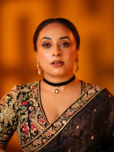 pearle-maaney-in-Deep-V-neckline-embroidery-blouse-with-Sheer-black-organza-saree-Black-velvet-band-choker-centered-with-a-gold-circular-photos-009