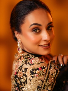 pearle-maaney-in-Deep-V-neckline-embroidery-blouse-with-Sheer-black-organza-saree-Black-velvet-band-choker-centered-with-a-gold-circular-photos-010
