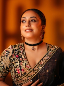 pearle-maaney-in-Deep-V-neckline-embroidery-blouse-with-Sheer-black-organza-saree-Black-velvet-band-choker-centered-with-a-gold-circular-photos-011