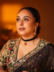 pearle-maaney-in-Deep-V-neckline-embroidery-blouse-with-Sheer-black-organza-saree-Black-velvet-band-choker-centered-with-a-gold-circular-photos-012