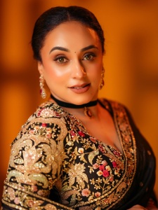 pearle-maaney-in-Deep-V-neckline-embroidery-blouse-with-Sheer-black-organza-saree-Black-velvet-band-choker-centered-with-a-gold-circular-photos