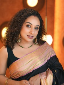 pearle-maaney-in-black-saree-with-large-border-style-images-001