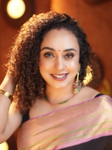 pearle-maaney-in-black-saree-with-large-border-style-images-002