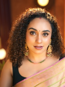 pearle-maaney-in-black-saree-with-large-border-style-images-003