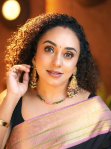 pearle-maaney-in-black-saree-with-large-border-style-images