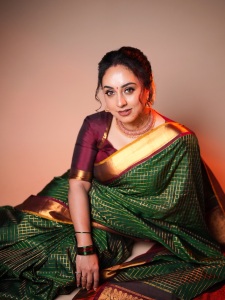 pearle-maaney-in-pattu-saree-photos-002