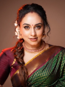 pearle-maaney-in-pattu-saree-photos-010