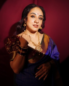 pearle-maaney-in-royal-blue-traditional-silk-saree-with-rich-maroon-silk-fabric-blouse-style-in-kalyan-navaratri-function-outfit-photos-001