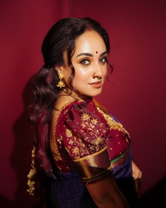 pearle-maaney-in-royal-blue-traditional-silk-saree-with-rich-maroon-silk-fabric-blouse-style-in-kalyan-navaratri-function-outfit-photos-002