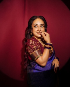 pearle-maaney-in-royal-blue-traditional-silk-saree-with-rich-maroon-silk-fabric-blouse-style-in-kalyan-navaratri-function-outfit-photos-003