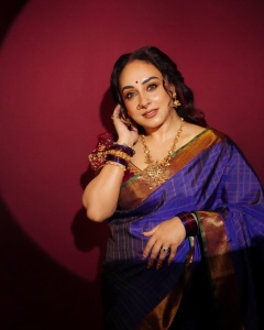 pearle-maaney-in-royal-blue-traditional-silk-saree-with-rich-maroon-silk-fabric-blouse-style-in-kalyan-navaratri-function-outfit-photos-004
