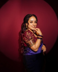 pearle-maaney-in-royal-blue-traditional-silk-saree-with-rich-maroon-silk-fabric-blouse-style-in-kalyan-navaratri-function-outfit-photos-005