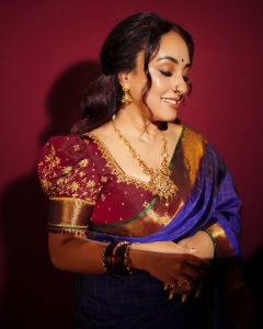 pearle-maaney-in-royal-blue-traditional-silk-saree-with-rich-maroon-silk-fabric-blouse-style-in-kalyan-navaratri-function-outfit-photos-006