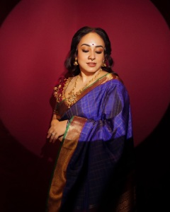 pearle-maaney-in-royal-blue-traditional-silk-saree-with-rich-maroon-silk-fabric-blouse-style-in-kalyan-navaratri-function-outfit-photos-007