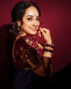 pearle-maaney-in-royal-blue-traditional-silk-saree-with-rich-maroon-silk-fabric-blouse-style-in-kalyan-navaratri-function-outfit-photos-008