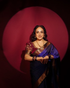 pearle-maaney-in-royal-blue-traditional-silk-saree-with-rich-maroon-silk-fabric-blouse-style-in-kalyan-navaratri-function-outfit-photos