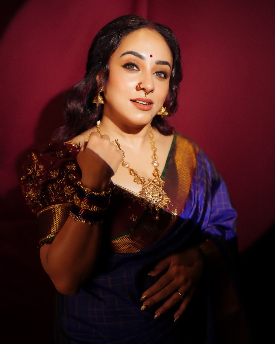 pearle-maaney-in-royal-blue-traditional-silk-saree-with-rich-maroon-silk-fabric-blouse-style-in-kalyan-navaratri-function-outfit-photos-001