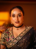 pearle-maaney-in-Deep-V-neckline-embroidery-blouse-with-Sheer-black-organza-saree-Black-velvet-band-choker-centered-with-a-gold-circular-photos-001