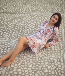 1_poonam-bajwa-pictures-002