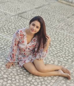 1_poonam-bajwa-pictures-003