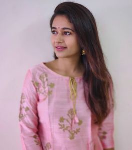 1_poonam-bajwa-pictures-004