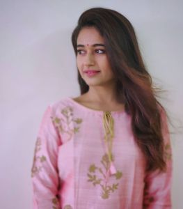 1_poonam-bajwa-pictures-005