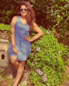 1_poonam-bajwa-pictures-008