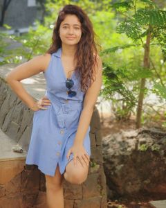 1_poonam-bajwa-pictures-010