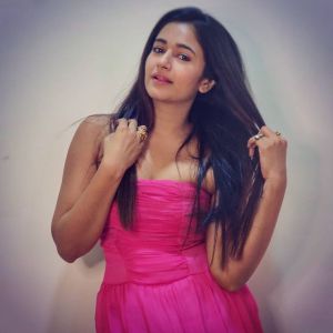 1_poonam-bajwa-pictures-011
