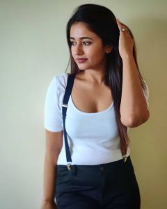 1_poonam-bajwa-pictures-013