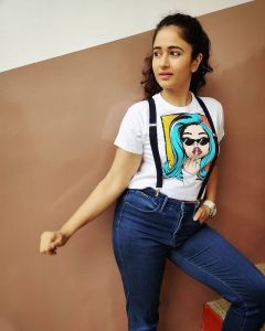 1_poonam-bajwa-pictures-018
